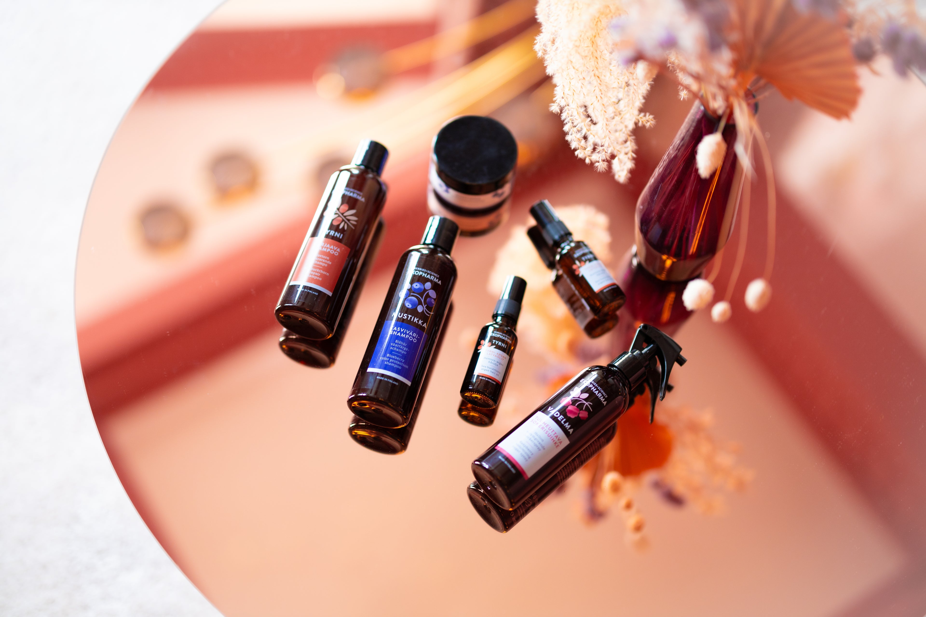 Hiustuotteet luonnonkosmetiikkaa pöydällä